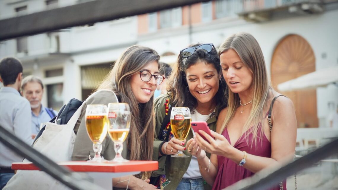 A Milano il rito dell’aperitivo si trasferisce sulla chiatta di Stella Artois